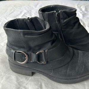 Black heel boots Earth Origins